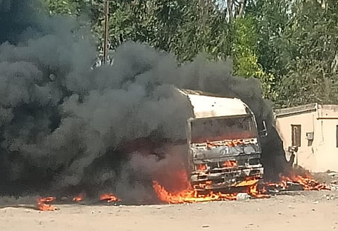 Fire News : सातारा महामार्गावर जुने संगणक व लॅपटॉप घेऊन जाणारा टेम्पो भस्मसात