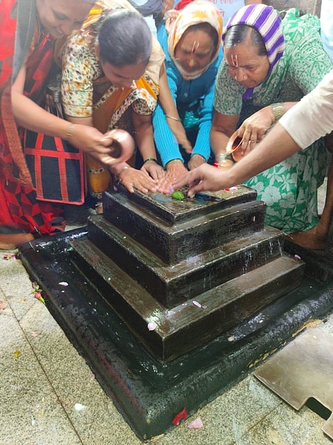 Alandi : माऊलींचा थकवा दूर करण्यासाठी भाविकांकडून प्रशाळपूजा