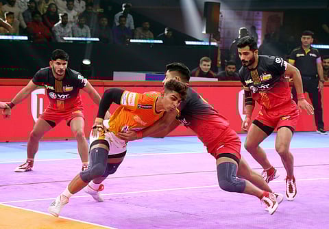 प्रो कबड्डी लीग : पुणेरी पलटणची घरच्या मैदानावर विजयाने सांगता