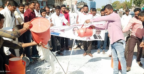 Nagar : संतप्त शेतकर्यांचे दुग्धाभिषेक आंदोलन