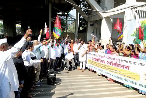 तळवडे दुर्घटनेतील कामगारांच्या मृत्यूचा जबाब द्या : कष्टकऱ्यांचे आंदोलन