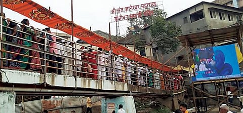 संजीवन समाधी सोहळा : माउलींच्या दर्शनासाठी हजारो भाविक