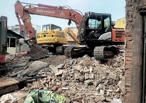 बारामतीत जुनी मंडई पाडण्याचे काम सुरू