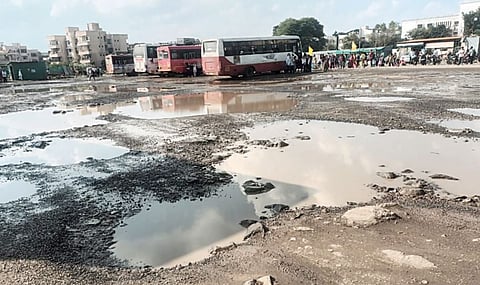 बारामती एसटी बसस्थानक चिखल अन् खड्ड्यांच्या विळख्यात