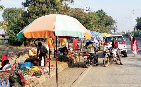 भाजीपाला विक्रेत्यांची दुकाने पदपथावर