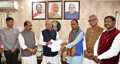 मुख्यमंत्रीपदी नियुक्तीची घोषणा झाल्यानंतर विष्णुदेव साय यांनी राजभवनात राज्यपाल विश्वभूषण हरिचंदन यांची भेट घेत सरकार स्थापनेचा दावा केला.