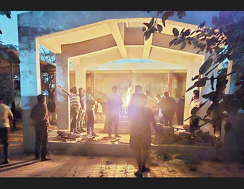 विद्युतपुरवठा, ना सुरक्षारक्षक! वाघोलीतील स्मशानभूमीची दुरवस्था