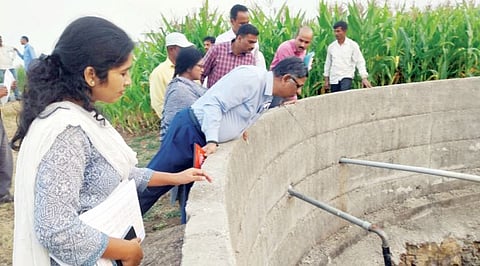 केंद्रीय पथकाकडून चांदगुडे- भोंडवेवाडी येथील दुष्काळी स्थितीची पाहणी