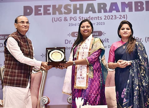 Pimpri News : डॉ. डी. वाय. पाटील विद्यापीठात वैद्यकीय विद्यार्थ्यांना दीक्षारंभ