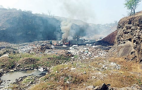 डोंगरात पेटला कचरा! पालिकेचे डोळे बंद; नागरी आरोग्य धोक्यात