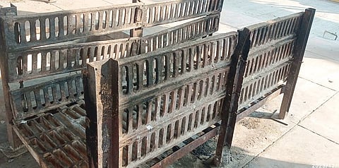 Pimpri News : स्मशानभूमितील लोखंडी सांगाड्याची दुरवस्था