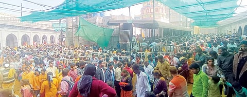 सलग सुट्ट्यांमुळे जेजुरीत भाविकांची प्रचंड गर्दी