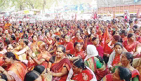 Pune News : अंगणवाडी सेविकांचे जिल्हा परिषदेसमोर आंदोलन