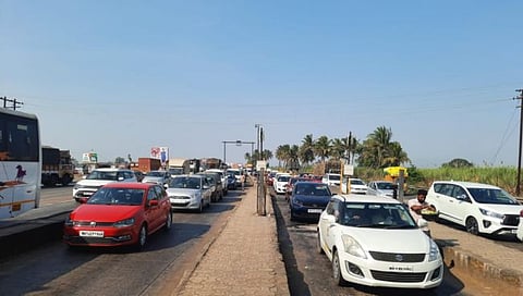 कोल्हापूर : सलग सुट्ट्यांमुळे किणी टोल नाक्यासह महामार्गावर वाहनांची गर्दी