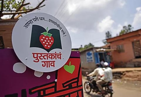 Pune News : अधिकारी रमले पुस्तकांच्या गावात..!