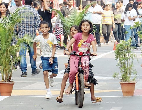 Pune News : लक्ष्मी रस्ता बोलू लागतो तेव्हा..