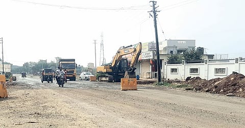 Pimpri News : दोन वर्षे उलटूनही रस्त्याचे काम पूर्ण होईना