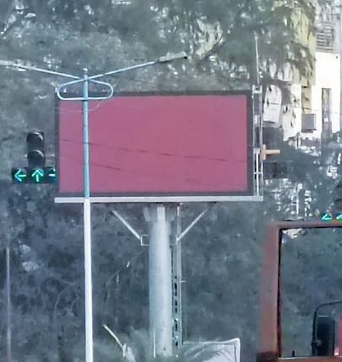 Pune News : दुभाजकात उभारला एलईडी बोर्ड; अपघाताचा धोका