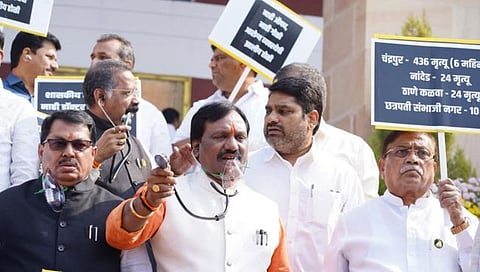 winter session 2023 : ऑक्सिजन मास्क लावून विरोधकांचे आरोग्य व्यवस्थेविरोधात आंदोलन