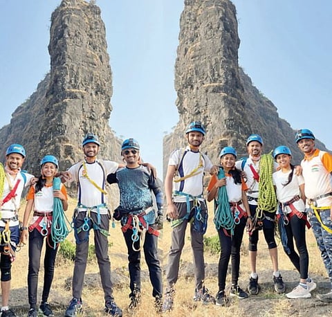 पहिणे नवरी सुळक्यावर फडकवला तिरंगा