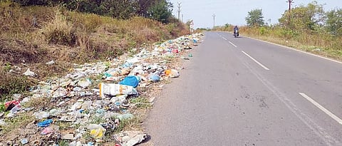 पर्यावरण संवर्धन कागदावरच ; गडकिल्ल्यांना प्लास्टिकचा विळखा