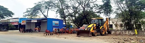 पुणे- अहमदनगर महामार्गावरील पाटबंधारे कार्यालयाबाहेर अतिक्रमणांचा विळखा