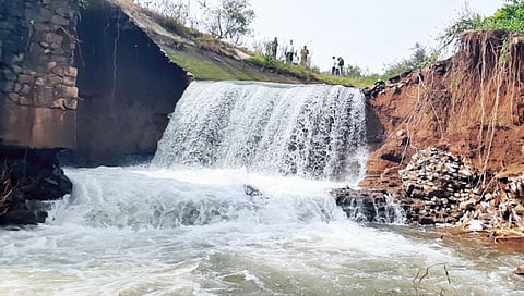 सातारा : धोम कालव्याला भगदाड; ऊसतोड मजुरांची वाताहत