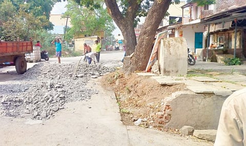 Pune : तीन महिन्यांपूर्वी केलेला निकृष्ट रस्ता उखडला