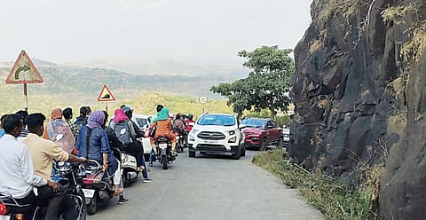 पर्यटकांचा उन्माद ! सिंहगड घाट रस्त्यावर वाहतूक कोंडी