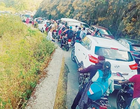 उन्मत पर्यटकांमुळे सिंहगड घाटरस्त्यावर दीड तास कोंडी