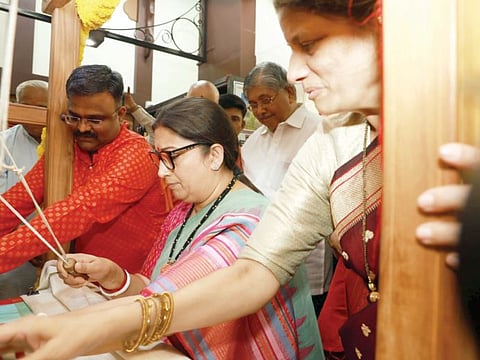 स्मृती इराणी यांनी विणले ‘दो धागे श्रीराम के लिए’