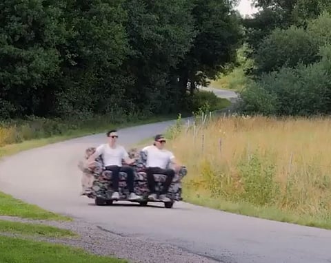 दोन तरुणांनी चक्क एका सोफ्याचे रुपांतर कारमध्ये केल्याचा व्हिडिओ प्रख्यात उद्योगपती आनंद महिंद्रा यांनी शेअर केला आहे.