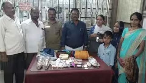 सोलापूर : एसटी बसमध्ये राहिलेली पाच लाख ऐवजाची पिशवी महिला प्रवाशाला परत