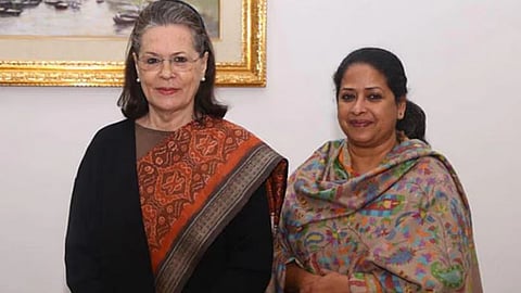 साेनिया गांधी आणि शर्मिष्ठा मुखर्जी (संग्रहित छायाचित्र )