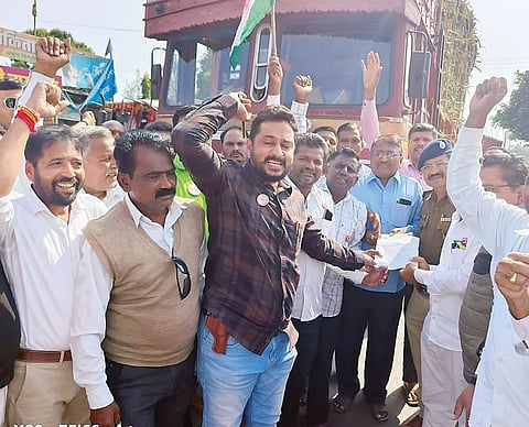 Nagar News : ऊसदरासाठी नेवासा फाट्यावर ‘रास्ता रोको’