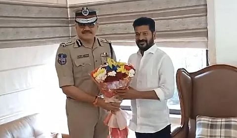 तेलंगणाचे पोलीस महासंचालक अंजनी कुमार यांनी काँग्रेस उमेदवार रेवंत रेड्डी यांची हैदराबाद येथील निवासस्थानी भेट घेतली. यावेळी त्यांनी रेवंत यांचे पुष्पगुच्छ देवून अभिनंदन केले.