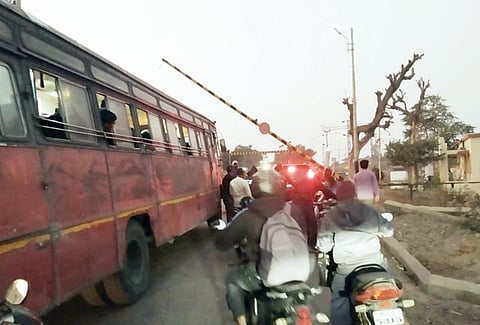 Pune : थोपटेवाडी रेल्वे फाटकामध्ये बिघाड