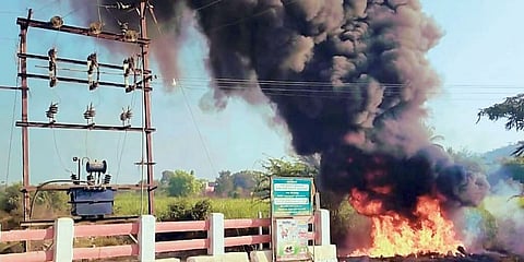 वाल्हे ग्रा.पं.च्या प्लास्टिकच्या मोकळ्या टाकीला आग