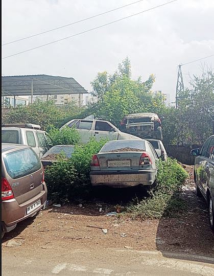 Pimpri News : पोलिस ठाण्याच्या आवारात बेवारस वाहनांचा खच