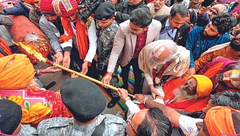 108 फुटांची धूपबत्ती चेतविली, दीड महिना दरवळणार सुगंध!