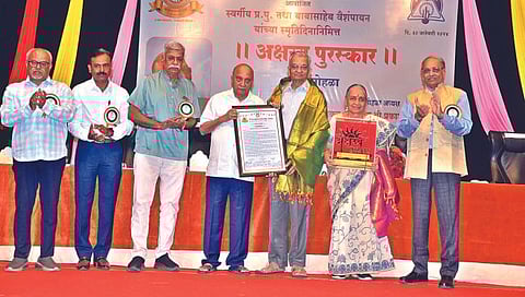 नाशिक: दि न्यू एज्युकेशन संस्थेच्या वतीने अक्षय्य पुरस्कार संस्थेचे अध्यक्ष प्रकाश वैशंपायन यांच्या हस्ते स्विकारताना डॉ. अनिल काकोडकर समवेत त्यांच्या पत्नी सुयेशा काकोडकर आदी. (छाया: हेमंत घोरपडे)