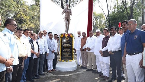 नाशिक : कविता राऊत यांचा पुतळा अनावरण प्रसंगी उपस्थित पालकमंत्री दादा भुसे, अध्यक्ष डॉ. सुनील ढिकले, सभापती बाळासाहेब क्षीरसागर, उपाध्यक्ष विश्वासराव मोरे, सरचिटणीस ॲड. नितीन ठाकरे, क्रीडा उपसंचालक रविंद्र नाईक, हेमंत पाटील आदी.