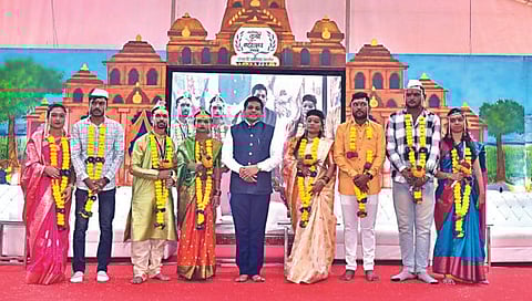 नाशिक : जागतिक कृषी महोत्सवात इच्छुक जोडपी विवाहबद्ध झाली.