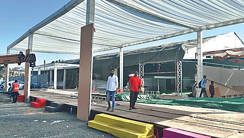 नाशिक : येथील डोंगरी वसतीगृह मैदानावर होत असलेल्या जागतिक कृषी महोत्सवाची आंतिम टप्यात आलेली तयारी. (छाया : हेमंत घोरपडे)