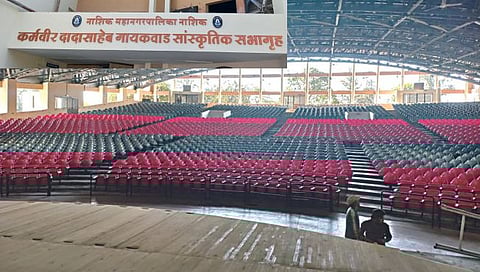 व्दारका : दादासाहेब गायकवाड सभागृहातील तुटक्या खुर्च्या बदलण्यात येऊन सभागृहात बसविण्यात आलेल्या नवीन खुर्च्या. ( छाया : दिनेश ठोंबरे)