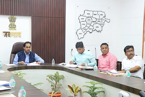 जळगाव : जिल्हा वार्षिक आदिवासी घटक कार्यक्रम (आदिवासी उपयोजना) २०२४- २५ च्या प्रारूप आराखड्याबाबत आदिवासी विकासमंत्री विजयकुमार गावित यांच्या अध्यक्षतेखाली बैठक घेण्यात आली.