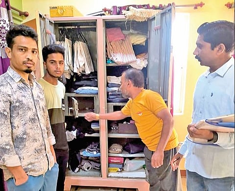 कुटुंबीय दफनविधीला गेले अन् चोरट्यांनी घर फोडलं; पाच लाखांचा ऐवज लंपास