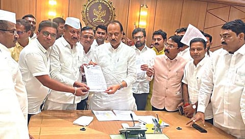 मुंबई : उपमुख्यमंत्री अजित पवार यांना द्राक्ष आयातशुल्क अनुदानाबाबत निवेदन देताना द्राक्ष उत्पादक शेतकरी.