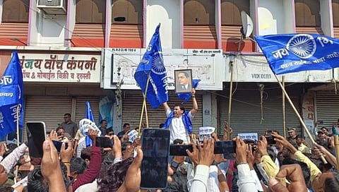 धुळ्यात वाईन शॉप हटवण्यावरून आझाद समाज पार्टीचे आंदोलन चिघळले