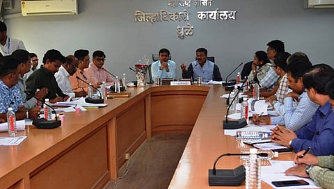 धुळे : आढावा बैठकीस उपस्थित जिल्हाधिकारी अभिनव गोयल, महापालिका आयुक्त अमिता दगडे पाटील, जिल्हा परिषदेचे अतिरिक्त मुख्य कार्यकारी अधिकारी चंद्रकांत पवार आदी.